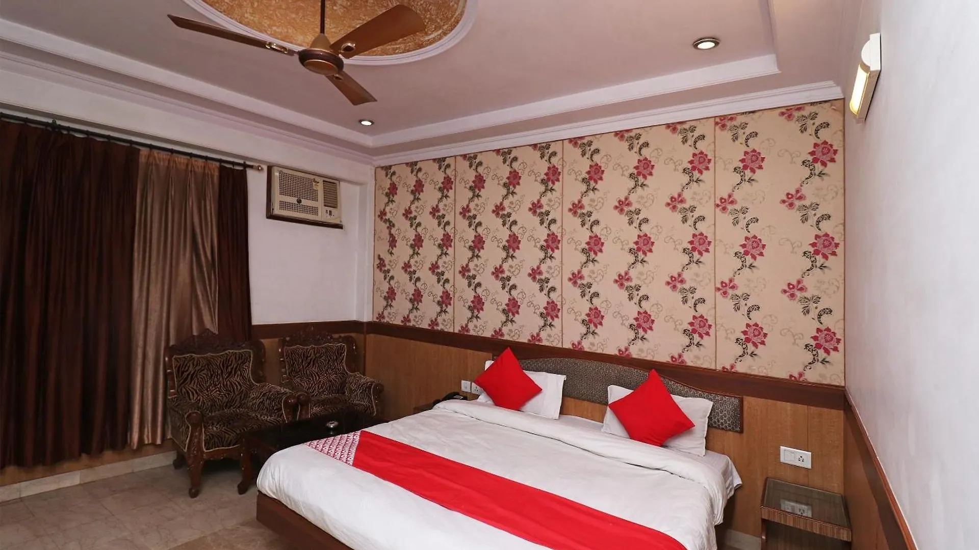 אגרה Oyo Hotel Solitaire & Restaurant