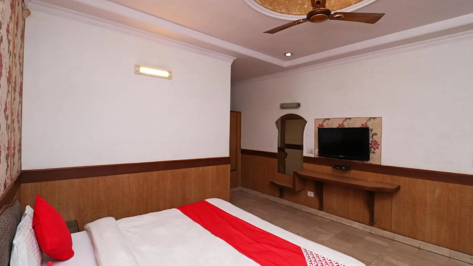 Oyo Hotel Solitaire & Restaurant Agra  3*, Agra (Uttar Pradesh)