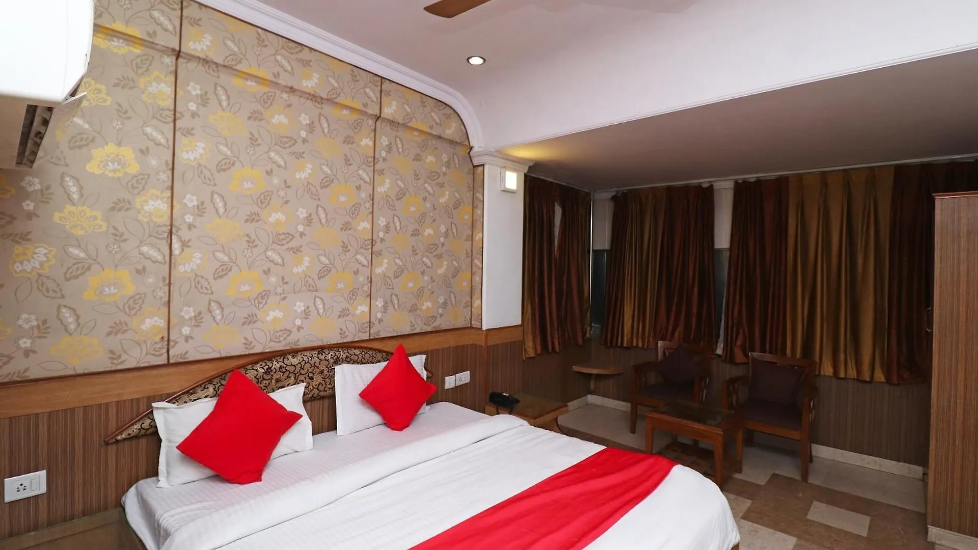 Oyo Hotel Solitaire & Restaurant Agra