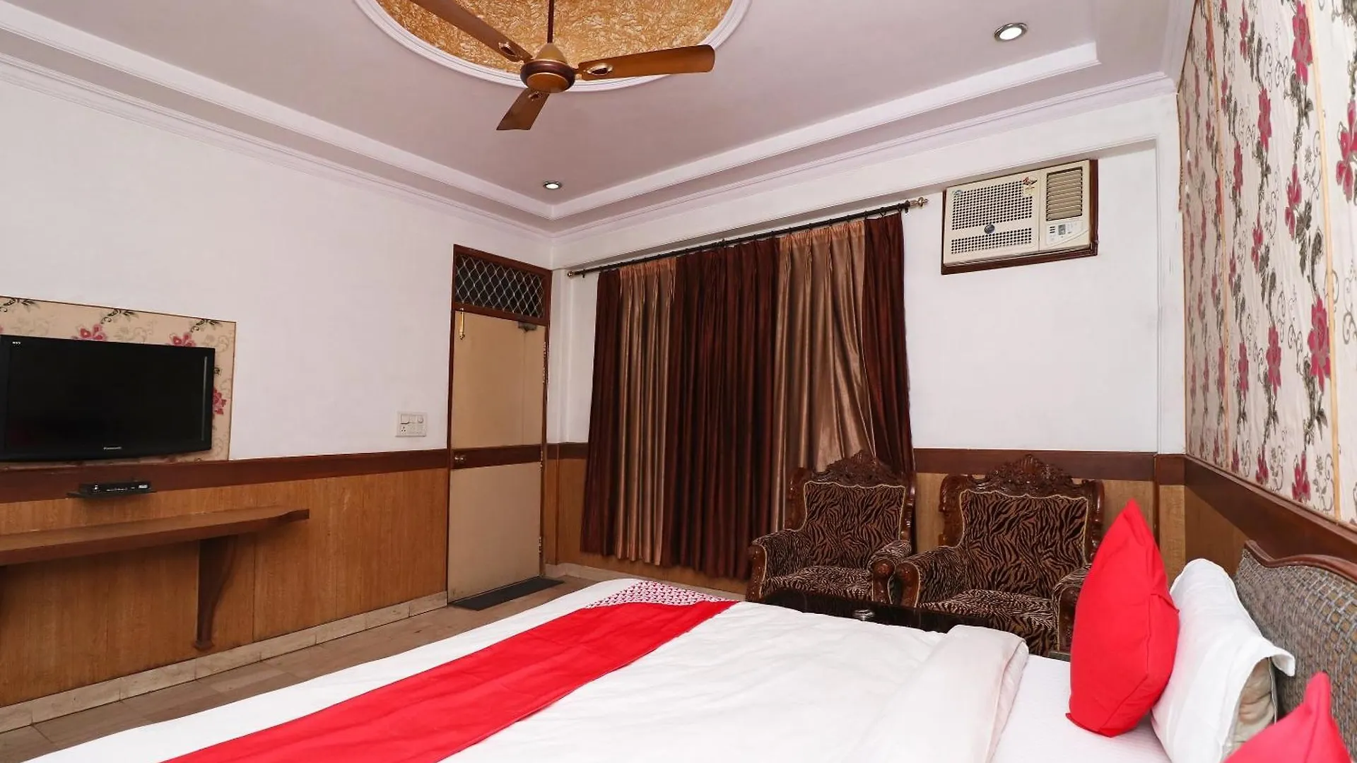 Oyo Hotel Solitaire & Restaurant Agra  India
