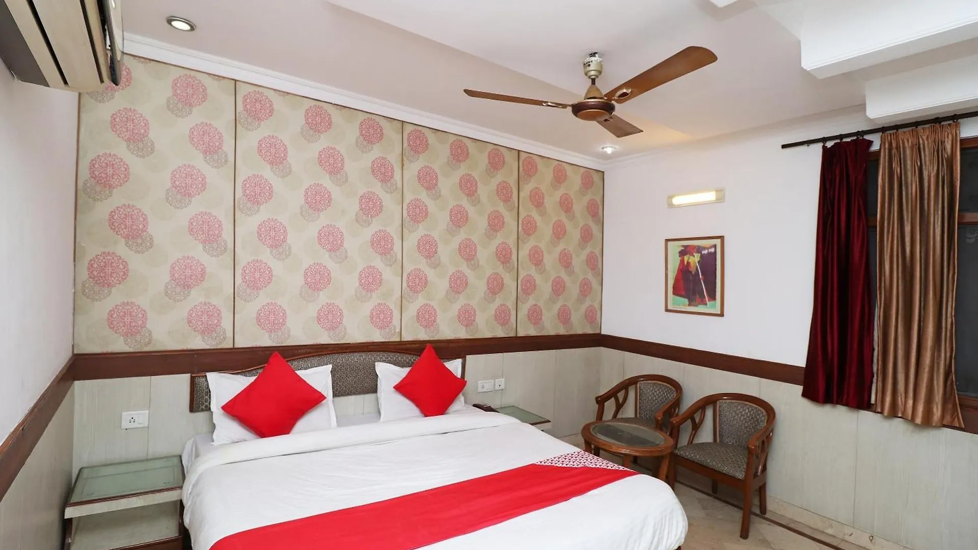 ***  Oyo Hotel Solitaire & Restaurant Agra  India