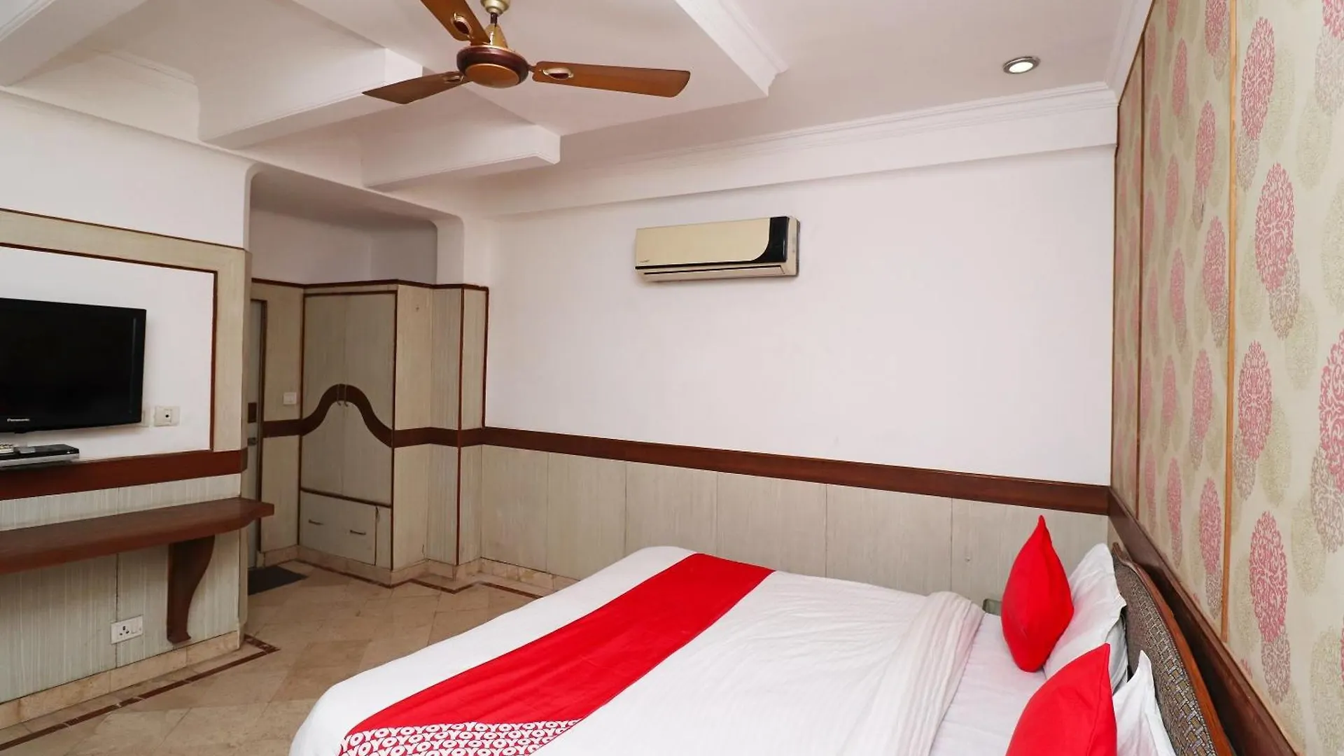Oyo Hotel Solitaire & Restaurant Agra